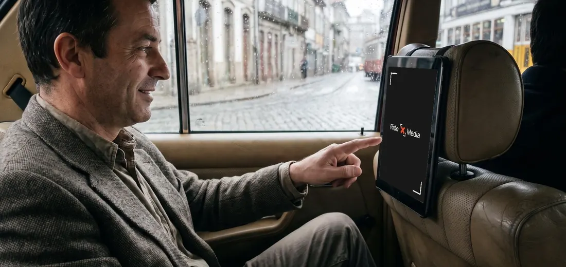 Passageiro a tocar no tablet Ride X Media